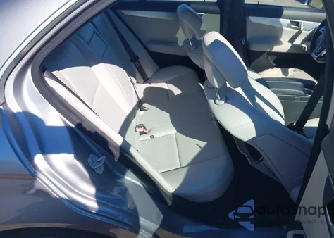 2014 Mercedes-Benz C 250 Sport z USA, uszkodzony, nr VIN WDDGF4HB4EA913913